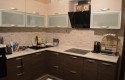 Компактная кухня из лдсп с встроенным холодильником